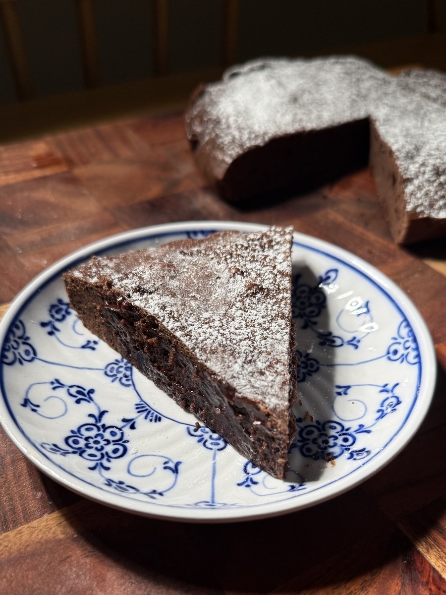 En portion kladdkaka serverad på ett fat.