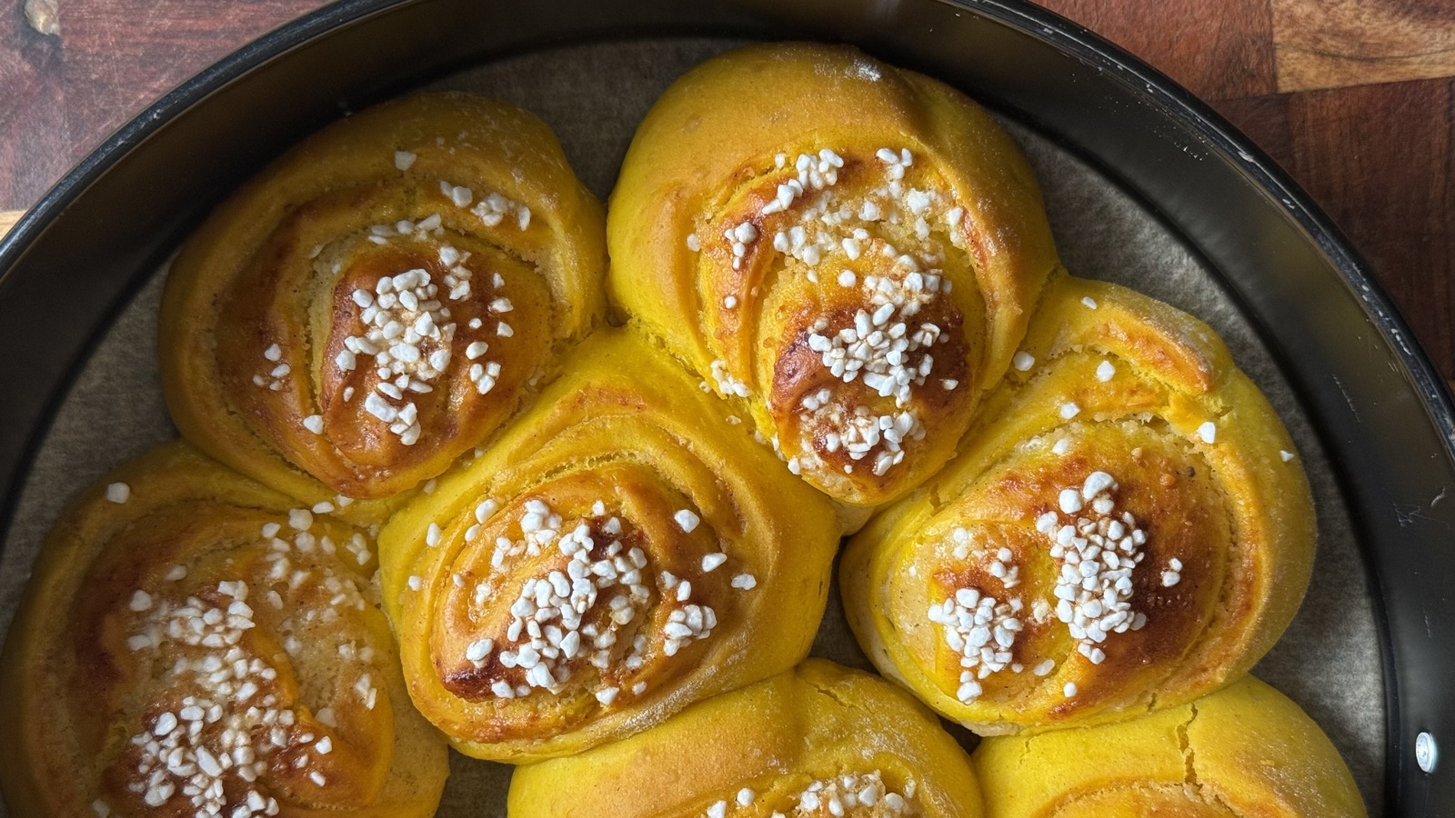 Lussebullar med fyllning av mandelmassa och kvarg