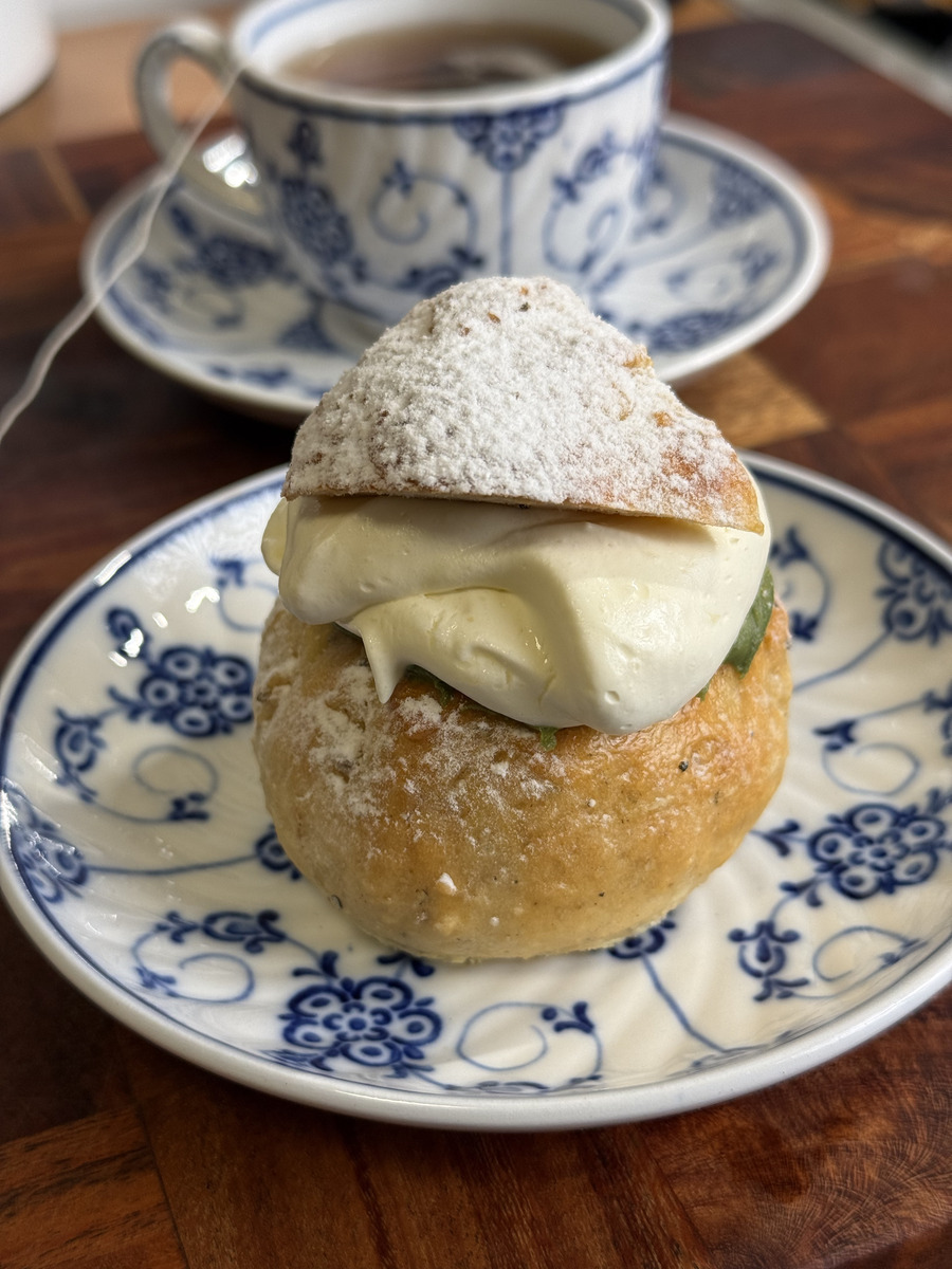 Hembakad semla med fluffig grädde och pistagekräm
