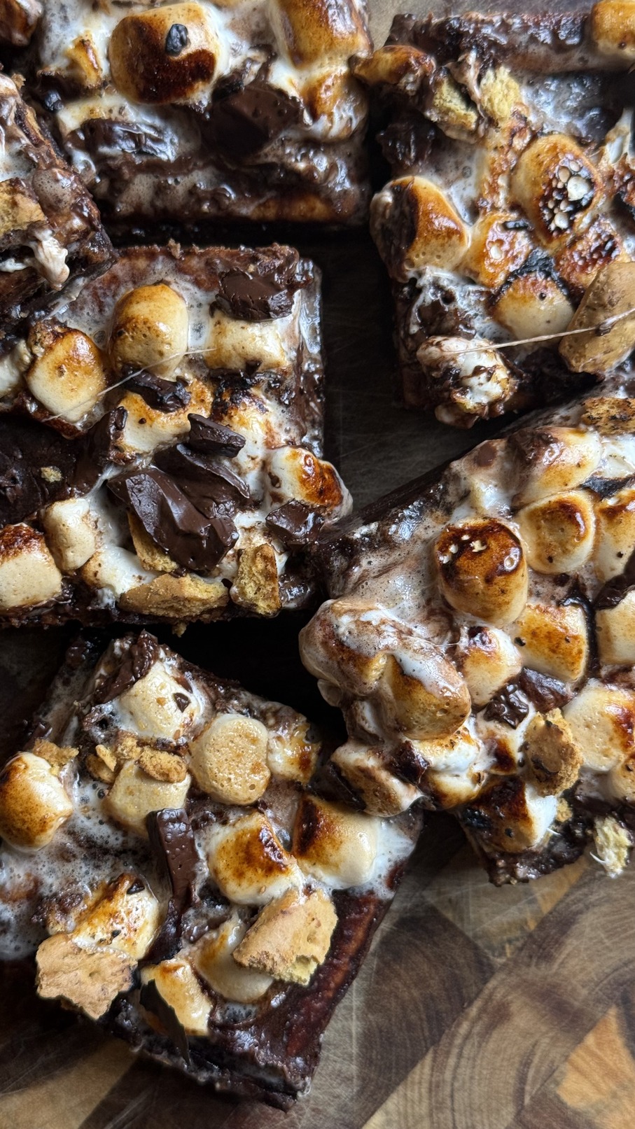 Kladdiga s'mores brownies med digestivebotten och smälta marshmallows på en tallrik